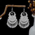 Orecchini etnici a pavone color argento con motivi a foglie traforate e nappe retrò - Ventaglio di Pavone Traforato (E2787-2) / Argento