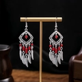 Ethno Pfau Quastenohrringe mit silbernem Hohlblatt und roten Perlen im Boho-Stil - Raute Feder Quaste Stil (E6008-1) / Silber Rot