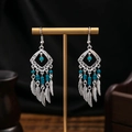 Ethno-Ohrringe mit Pfau-Quasten, türkisfarbenen Perlen und silbernem Hohlblatt-Design - Raute Feder Quaste Stil (E6008-4) / Silber-Blau