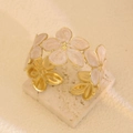 Bracciale a polsino dorato regolabile con cinque fiori con trama effetto marmo - Bracciale Petalo Bianco (S1035)