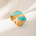 Anello d'oro regolabile con smalto marmorizzato azzurro e texture a onda spirale - Motivo Intrecciato Blu (S1007)