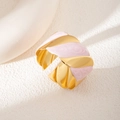 Bracciale rigido dorato a spirale con smalto marmorizzato rosa per un look moderno - Motivo Intrecciato Rosa (S1005)