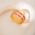 Anello regolabile in oro martellato con eleganti doppi inserti in smalto rosso acceso - Rosso Mare Profondo (S992)