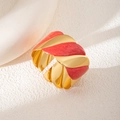 Bracciale rigido largo irregolare con strisce smaltate rosse e oro stile minimalista - Motivo Intrecciato Rosso (S1006)