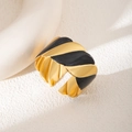 Bracciale rigido regolabile con design a onde intrecciate in metallo dorato e smalto nero - Motivo Intrecciato Nero (S1008)
