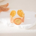 Bracciale rigido dorato regolabile con smalto corallo e rilievi di creature marine - Conchiglia Arancione (S1030)