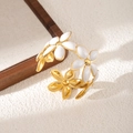Bracciale rigido regolabile in acciaio dorato con fiori a cinque petali in smalto bianco - Petalo Bianco (S1027)