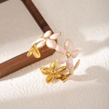 Bracciale a fiore dorato con smalto rosa e design aperto regolabile per donne chic - Petalo Bianco Chiaro (S1028)