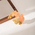 Bracciale rigido dorato irregolare con tre fiori in smalto corallo e finiture in oro elegante - Petalo Arancione (S1022)