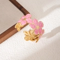 Elegante bracciale rigido dorato con fiori in smalto rosa e design aperto regolabile - Petalo Rosa (S1023)