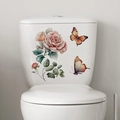 Adesivi murali impermeabili con rose rosa e farfalle su serbatoio WC in ceramica bianca - Stile Rosa Rosa (AM33001)