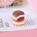 Detalle macro de un macarrón de resina realista con borde mordido para llavero DIY - Grande / Café claro con relleno rosa