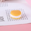 Vista macro detallada del macaron de resina amarilla con textura realista y capa de crema - Grande / Amarillo Claro + Relleno Blanco