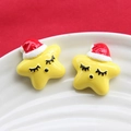 Vue macro d'étoiles de Noël en résine avec bonnets de Père Noël pour accessoires cheveux DIY - Jaune