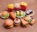 Dettaglio di vari ciondoli in miniatura a forma di sushi e burger per decorazioni fai-da-te - Lotto Misto (Senza Gancio)
