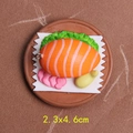 Dettaglio macro del portachiavi sushi al salmone artificiale con misura 2.3x4.6cm - Polpetta di Riso Sashimi (Senza Gancio)