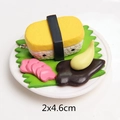 Vista dettagliata del portachiavi sushi tamago realistico con scala graduata 2x4,6 cm - Sashimi di Pesce alla Crema (Senza Gancio)