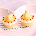 Mini torte di maialino in resina su vassoio a cuore con sfondo bokeh rosa e viola soffice - Nota La Dimensione È Grande Come Il Lychee / Giallo