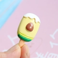 Macro di un ciondolo a forma di ghiacciolo all'avocado in resina per accessori fai da te - Avocado