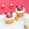 Detalle de figuras navideñas de resina con cupcakes de purpurina roja y botas de Papá Noel - Base Dorada Brillo Papá Noel De Crema