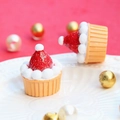 Macro di ciondolo cupcake alla fragola in resina con cappello di Babbo Natale glitterato - Base Gialla Brillantini Cappello Grande Fragola