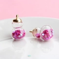 Foto macro de colgantes de vidrio en forma de calabaza con estrellas rosas en plato blanco - 1.5x2.5cm / Rosa rojo
