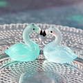Makroaufnahme blauer Harz-Schwanenfiguren mit Glitzer für DIY Basteldekorationen - 2.7x2.8cm / Seeblau