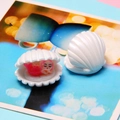 Vue macro d'une figurine de sirène en coquillage perlé en résine pour décorations DIY - Blanc