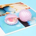 Détail macro de sirène 3D en nacre et coquillage en résine pour décoration DIY - Rose