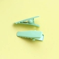 Dettaglio di fermagli per capelli a becco d'anatra in metallo verde menta con finitura opaca - Verde chiaro