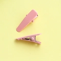 Dettaglio delle clip per capelli rosa opaco in acciaio al carbonio con design seghettato - Arancione