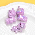 Gros plan de trois perles licorne en résine irisée violette pour bijoux DIY et breloques - Trou 3mm / Mauve Clair