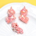Détail de perles licorne en résine rose irisée avec trous pour la création de bijoux - Trou 3mm / Pêche