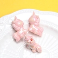 Détails de perles de licorne en acrylique nacré pour bijoux DIY sur une assiette blanche - Trou 3mm / Rose