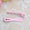 Detailweergave van roze metalen haarklemmen in macaronstijl op wit kantwerk - 1.3x6.1cm Hoge Kwaliteit / Roze