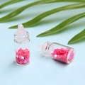 Dettaglio mini bottiglia di vetro con paillettes a stella rosa e anello superiore - Rosso anguria