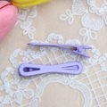 Detailopname van paarse haarclips op kant met veerdetails en een opengewerkt ontwerp - 1.3x6.1cm Hoge Kwaliteit / Paars