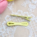 Detail van gele metalen haarclips met gekartelde tanden en een gladde afwerking - 1.3x6.1cm Hoge Kwaliteit / Geel