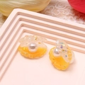 Gros plan de charms coquillages en résine avec paillettes dégradées et perles nacrées - 1.9x2.2cm Dégradé Pailleté / Dégradé Jaune Blanc
