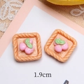 Macro-opname van 1,9 cm fruitmand bedeltjes van hars voor DIY-haardecoraties - Vierkante Roze Fruitstijl