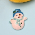 Vue macro de breloque bonhomme de neige en résine rose à paillettes et chapeau bleu - Bonhomme de Neige Fille Chapeau Bleu (Paillettes)