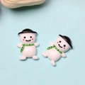 Vue macro de deux breloques bonhomme de neige en résine pour étuis de téléphone DIY - Bonhomme de Neige Garçon Chapeau Noir (Brillant)