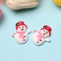 Détail de deux bonhommes de neige en résine brillante avec chapeaux rouges pour bricolage de Noël - Bonhomme de Neige Fille Chapeau Rouge (Brillant)