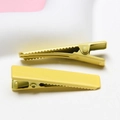 Vista macro di fermagli per capelli quadrati giallo limone con dettagli di presa dentati - 3.7x0.9cm Senza Traccia Alta Qualità / Giallo