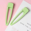 Par de pinzas para el cabello huecas verde menta mate de 6,5 cm sobre fondo rosa - Verde matcha