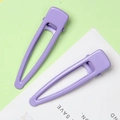 Detalle de dos pinzas para el cabello moradas mate con diseño de gota hueca - Morado