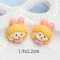 Dettaglio macro di accessorio in resina per capelli con bambina dei cartoni animati - Ragazza con Cerchietto Orecchie di Coniglio Rosa