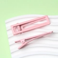 Détail de pinces à cheveux en métal rose mat avec motifs rectangulaires creux et bec de canard - Rose