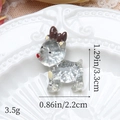 Vue macro d'une breloque renne en résine pailletée de 3,3 cm pour projets de bricolage - Renne à Paillettes Argentées