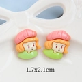 Dettaglio macro di charms in resina a forma di ragazza, misura 1.7x2.1 cm per DIY - Ragazza con Cappello Rosa e Vestito Verde